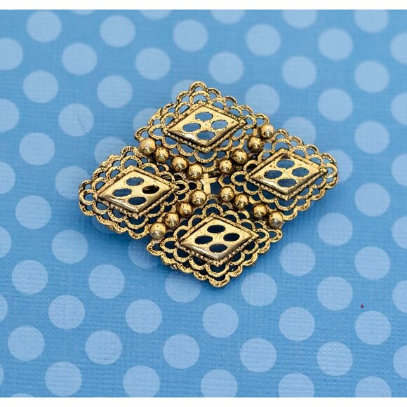 Vintage Intricate Gold Tone Brooch - M22 - Picture 1 of 2